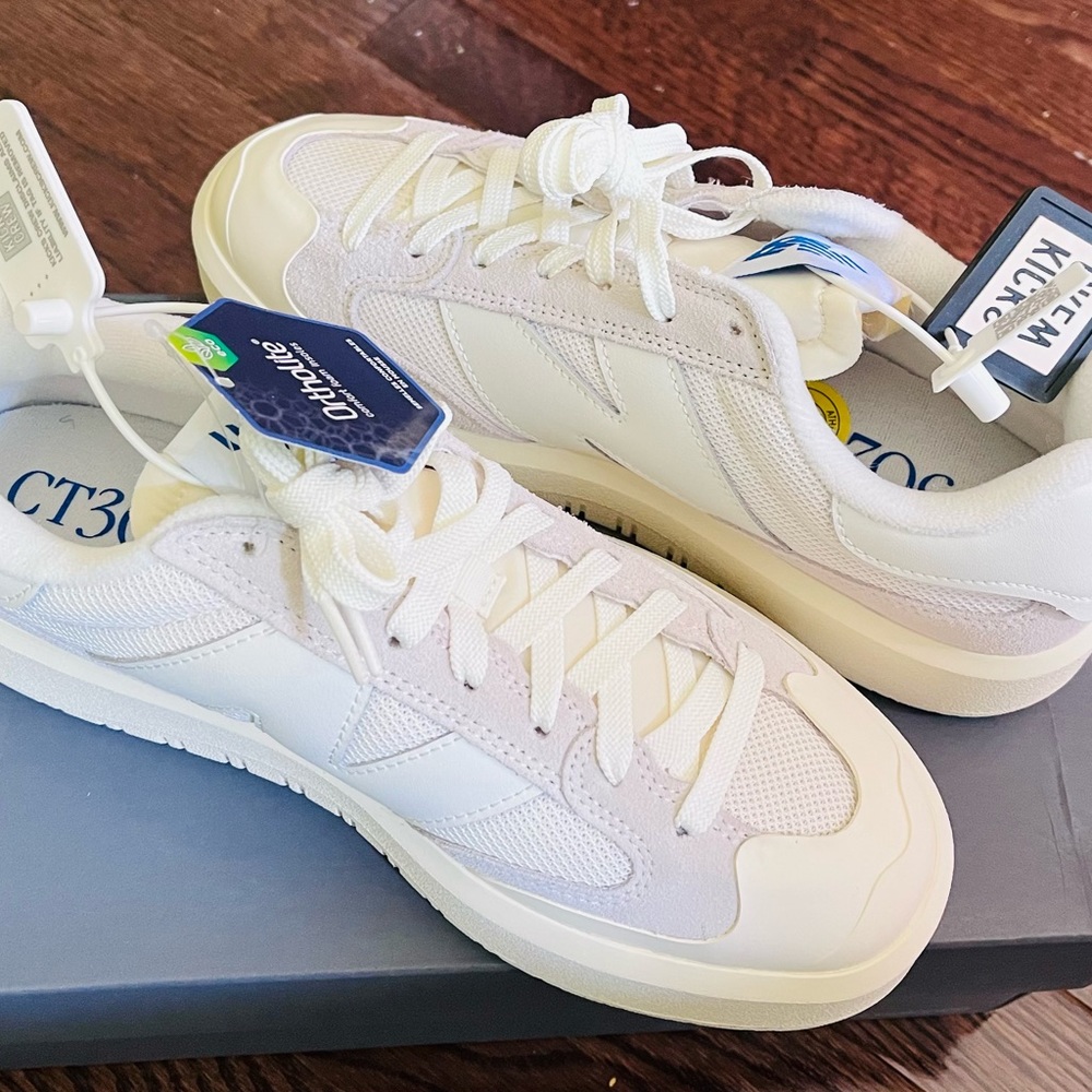 CT 302 New Balance.. beautiful sneakers but too big.. size 8, tags never worn